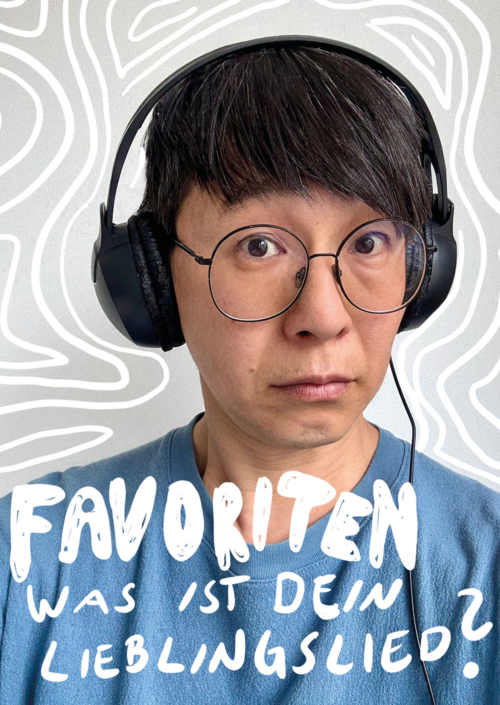 Portraitfoto des Künstlers Michikazu Matsune, er trägt Kopfhörer und blickt in die Kamera, darunter steht der Text 