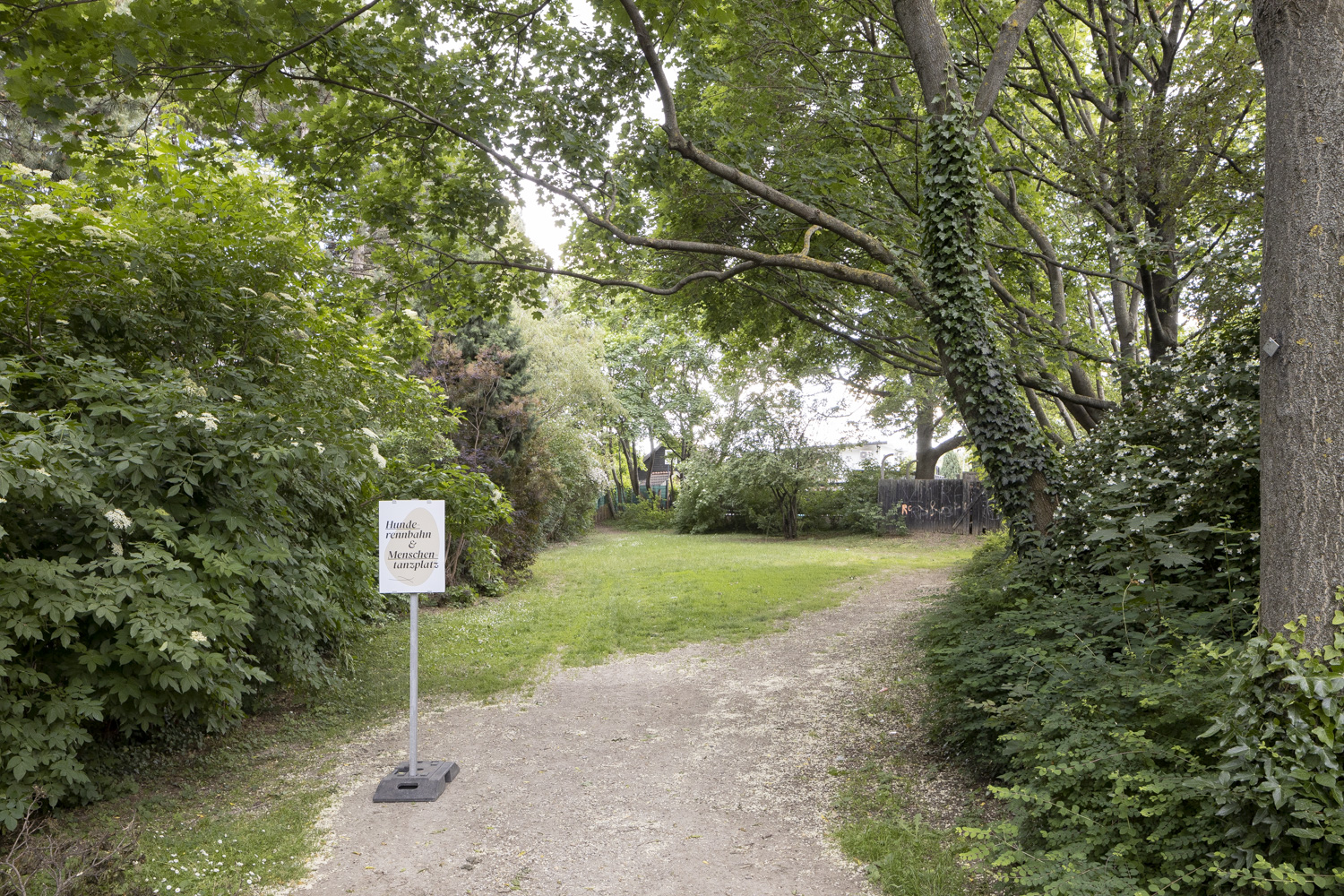 Wandertag with Julischka Stengele ‚Sehenswürdigkeiten – Ansichten von Favoriten‘ (installation view) 2021.