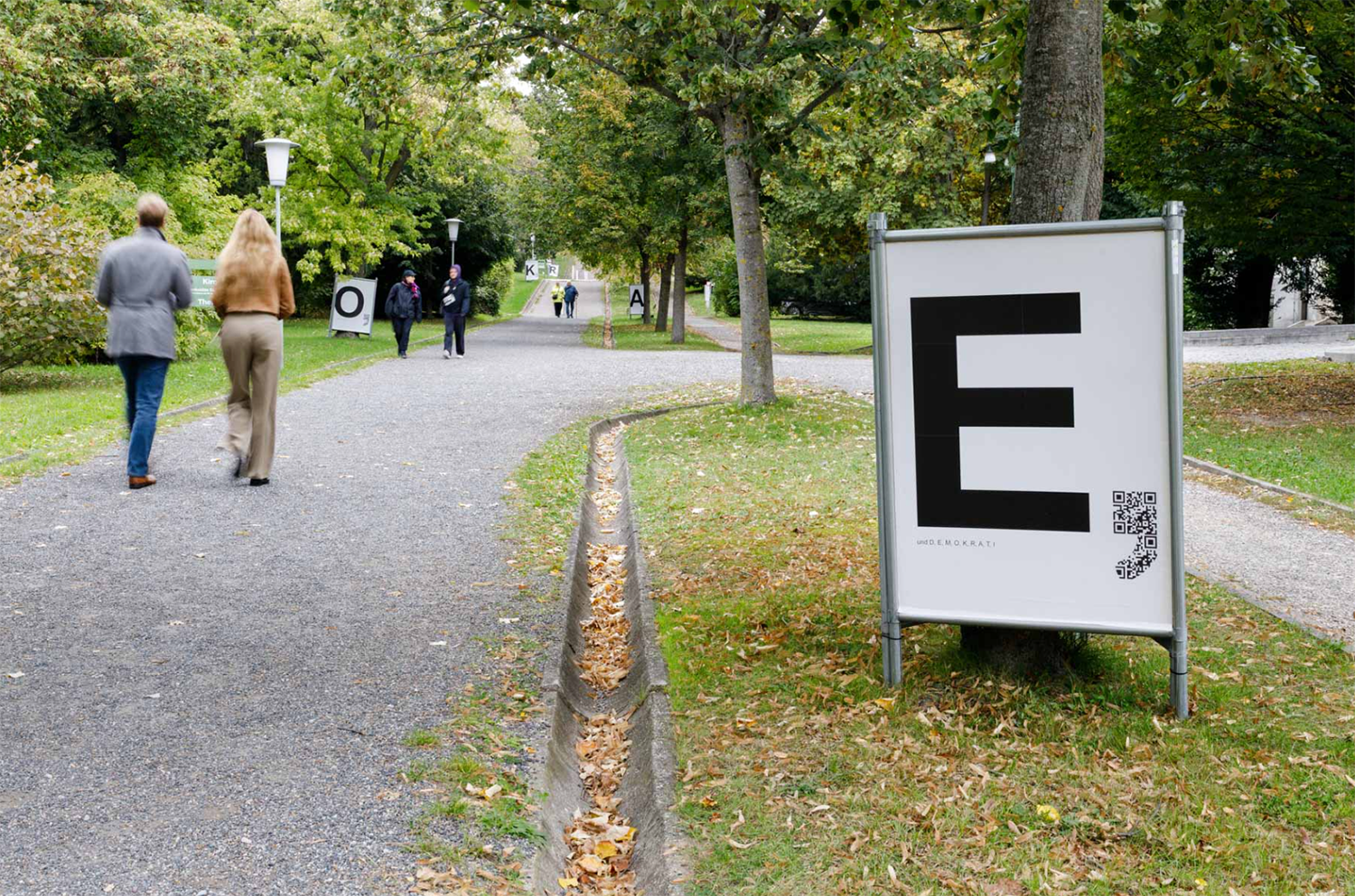 Wir Hier with God’s Entertainment ‚D, E, M, O, K, R, A, T, I und E‘ (installation view Otto Wagner Areal) 2025.