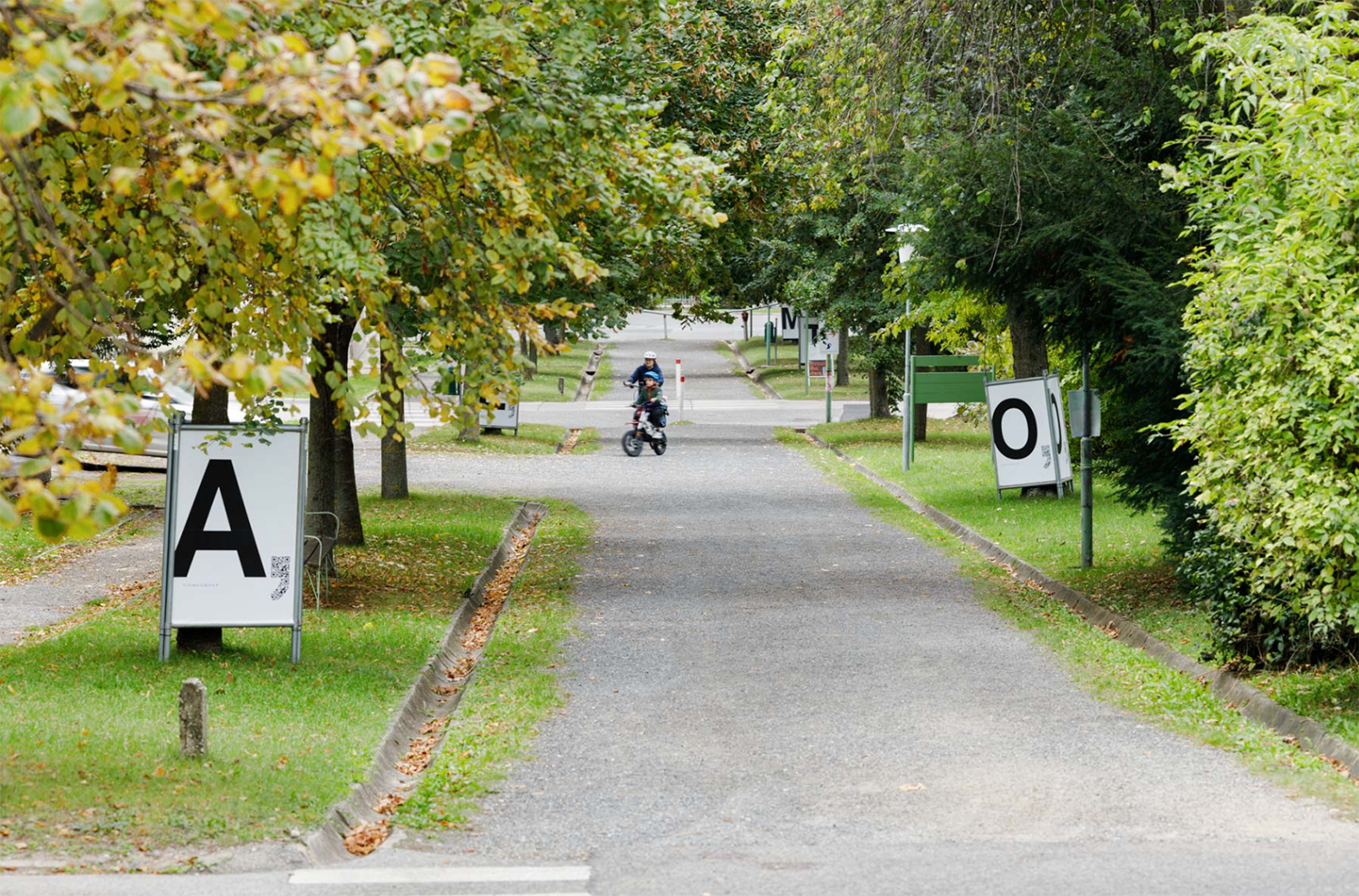 Wir Hier with God’s Entertainment ‚D, E, M, O, K, R, A, T, I und E‘ (installation view Otto Wagner Areal) 2025.