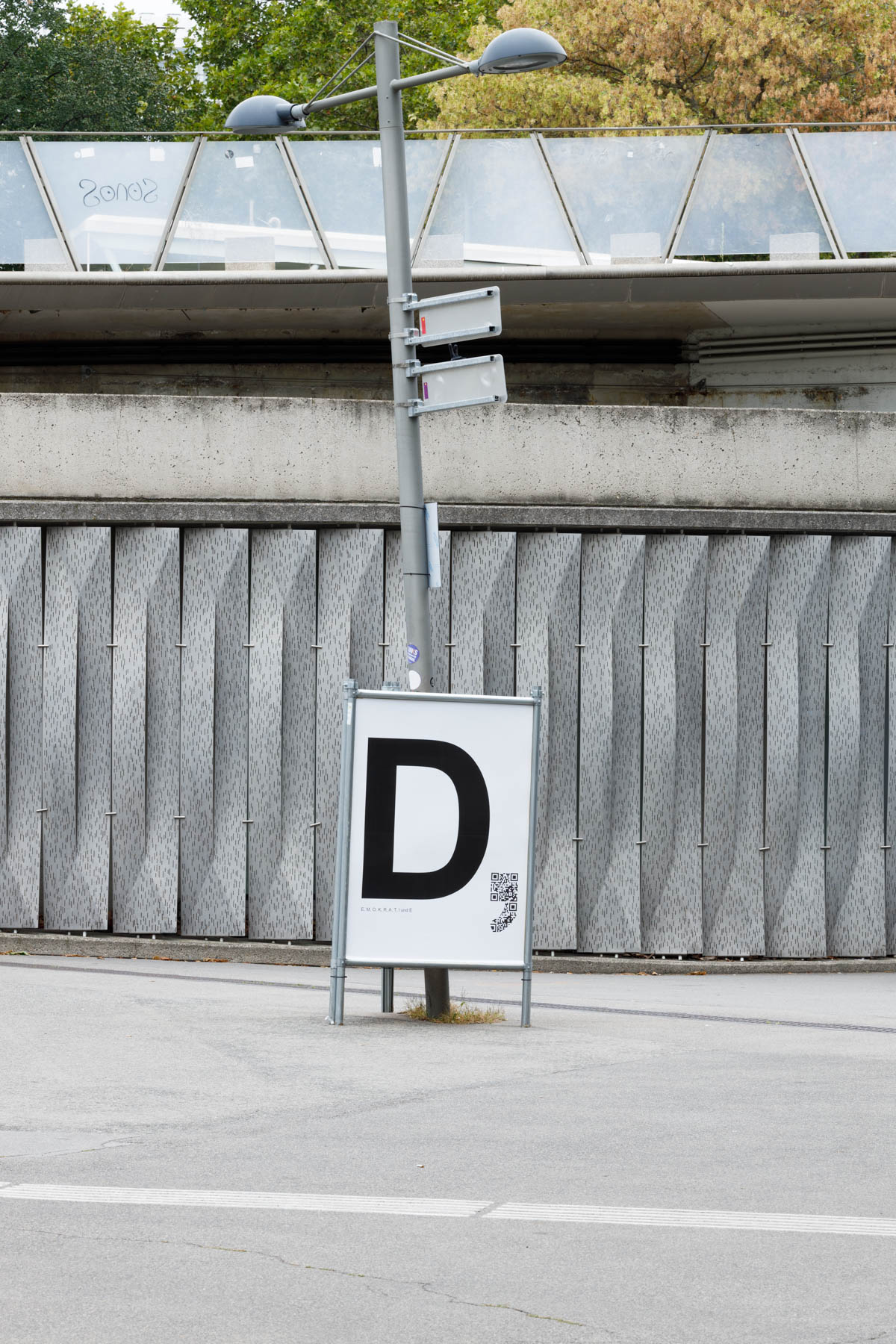 Wir Hier with God’s Entertainment ‚D, E, M, O, K, R, A, T, I und E‘ (installation view Karlsplatz) 2025.