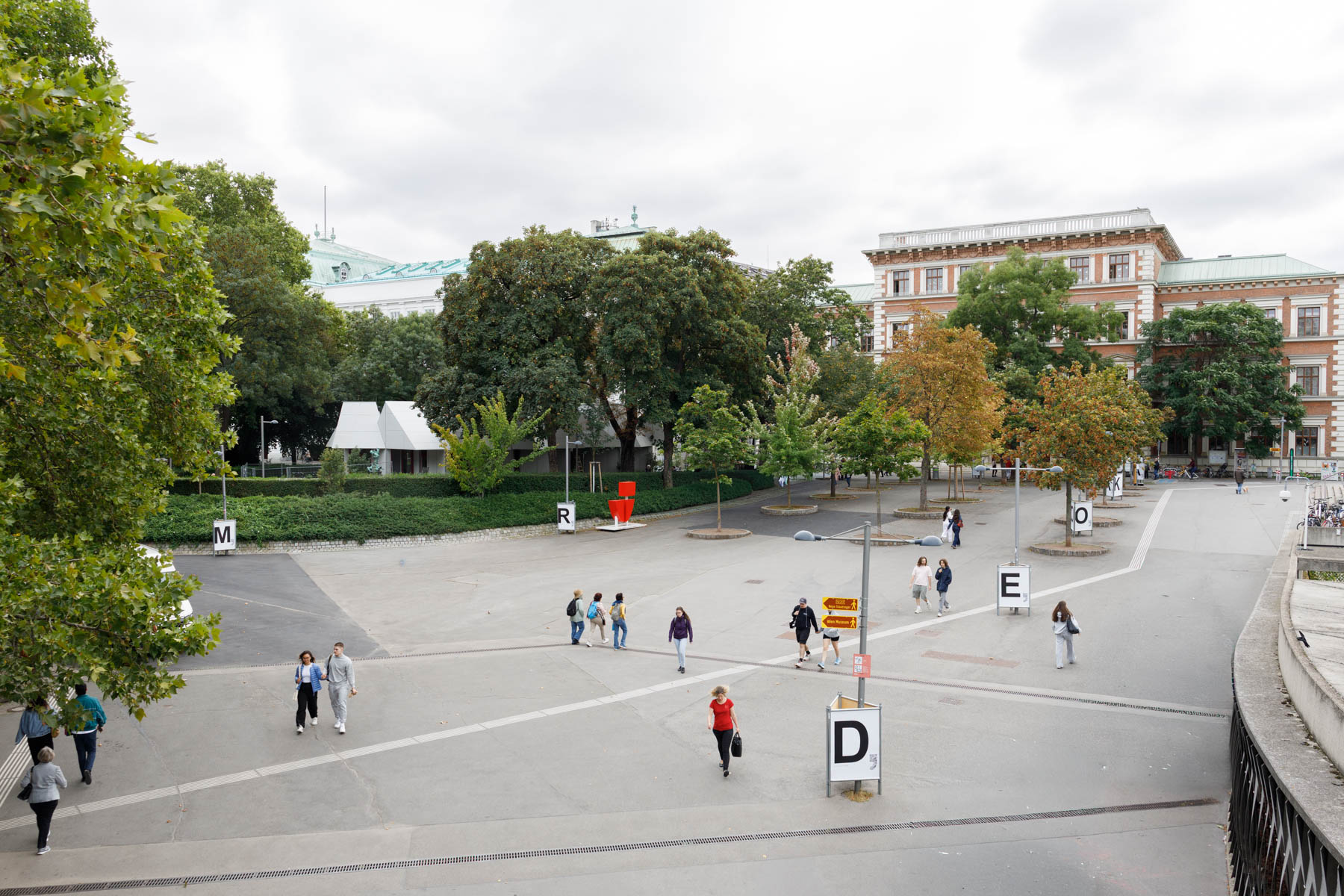 Wir Hier with God’s Entertainment ‘D, E, M, O, K, R, A, T, I und E’ (installation view Karlsplatz) 2025.