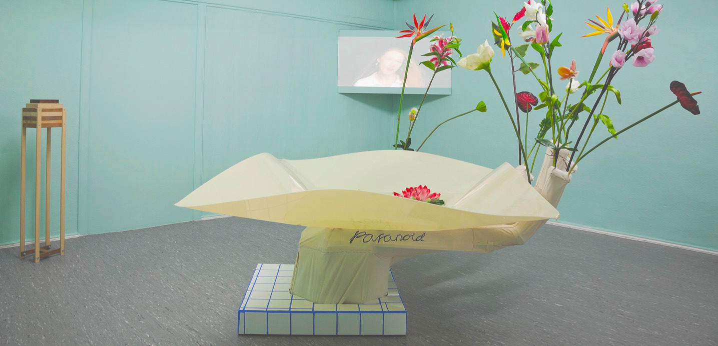 Aurora Sander ‚Trust no one‘ 2015. back: Britta Thie ‚HAVING A COKE W U‘ 2014.